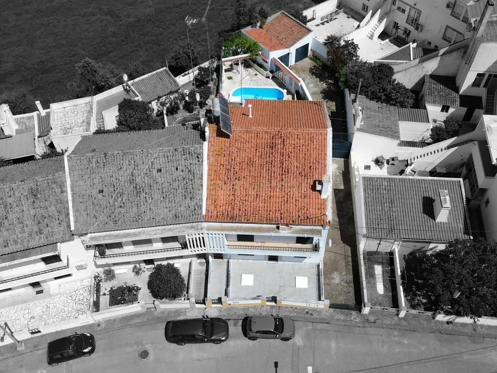 Moradia Bifamiliar T4 com Quintal e Garagem no Bairro das Nogueiras, Évora - Image 43