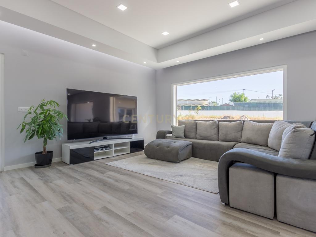 Vila Alegre / Fernão Ferro - Luxuosa moradia isolada térrea de 4 assoalhadas com arquitetura comtemporânea inserida em lote de 2775 m² - Image 9