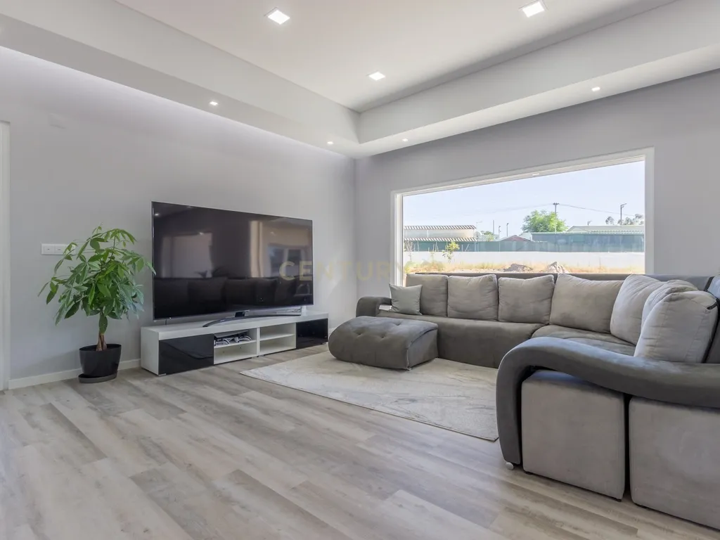 Vila Alegre / Fernão Ferro - Luxuosa moradia isolada térrea de 4 assoalhadas com arquitetura comtemporânea inserida em lote de 2775 m² - Image 9