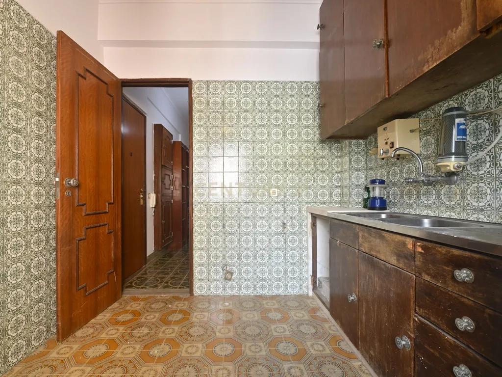 Apartamento T1 para venda na zona de Alcântara a necessitar de obras - Image 12