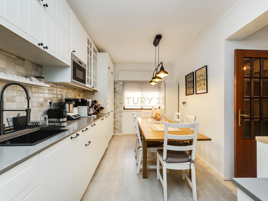 Apartamento T3 Renovado com Vista Panorâmica no Cacém, Sintra, Lisboa - Image 3