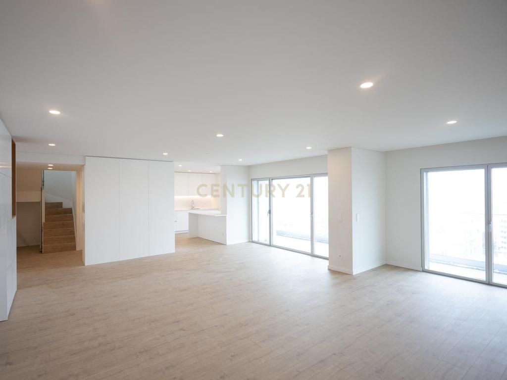 Apartamento T4 duplex com 3 estacionamentos e piscina privativa - Areeiro - Image 1