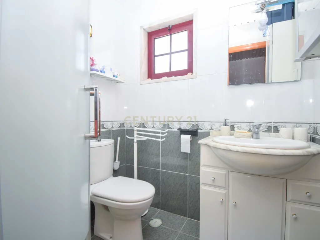 Apartamento T3, com 107 m² de área útil, estúdio musical com 40 m² e garagem fechada , varanda e arrecadação - Image 21
