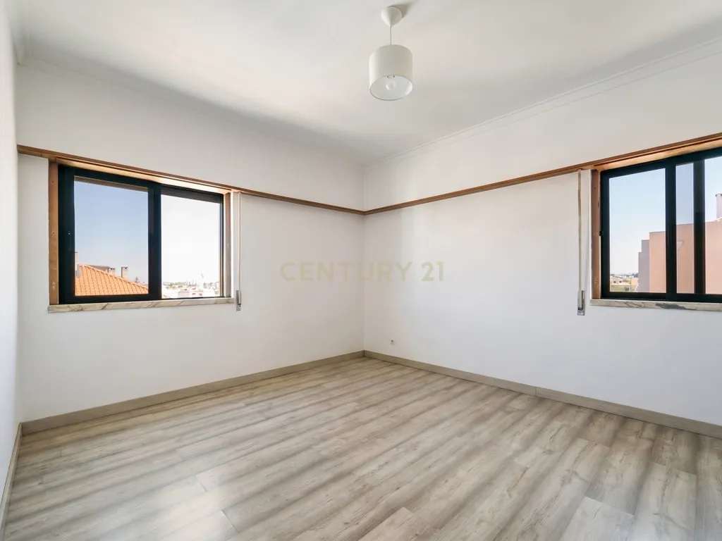 Apartamento T3 com 120m² | Sala com Lareira | Excelentes Áreas e Luz Natural em Algueirão - Image 16