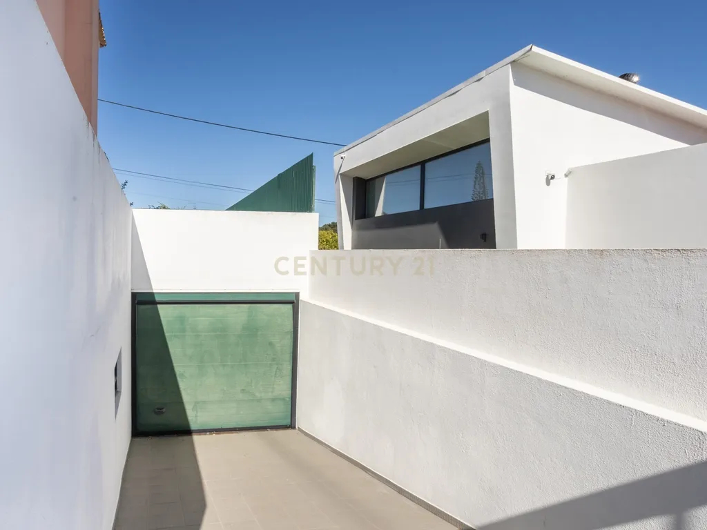 Moradia T4 em Setúbal | Conforto, Espaço e Privacidade - Image 54