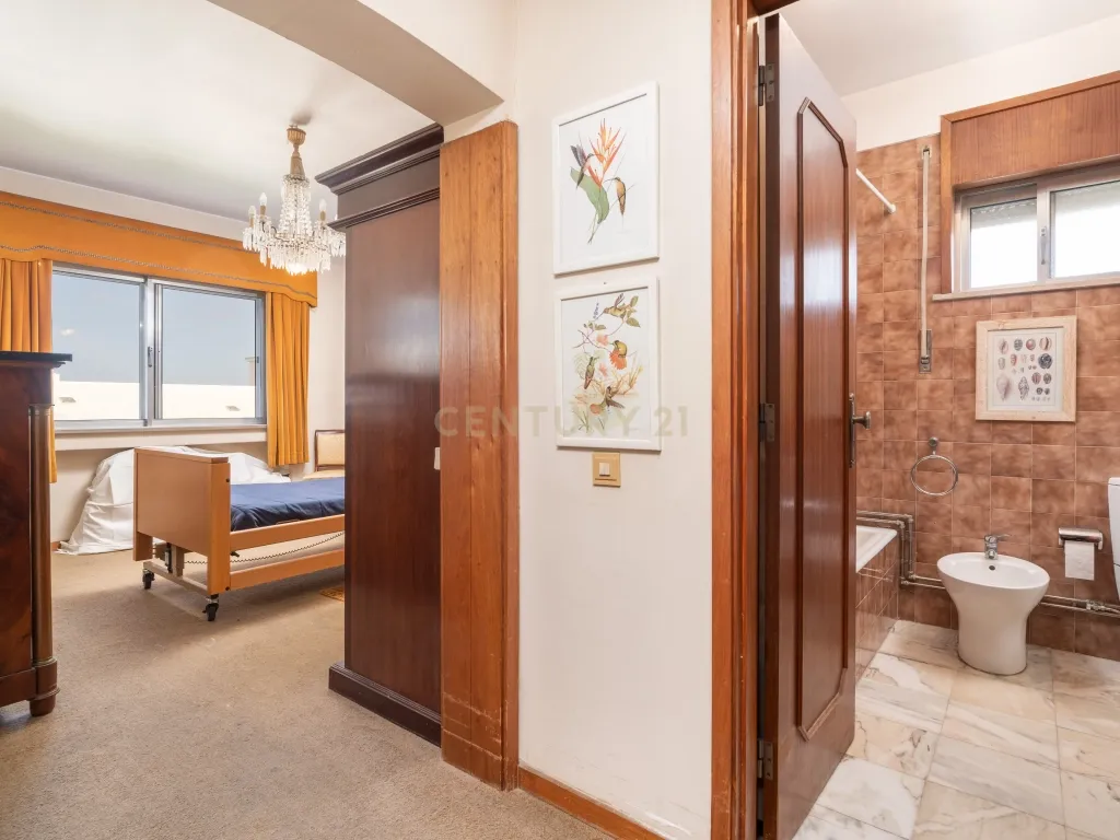 Apartamento T4 transformado em T3, com Arrecadação e Garagem – Rua Alves Redol, Porto - Image 23