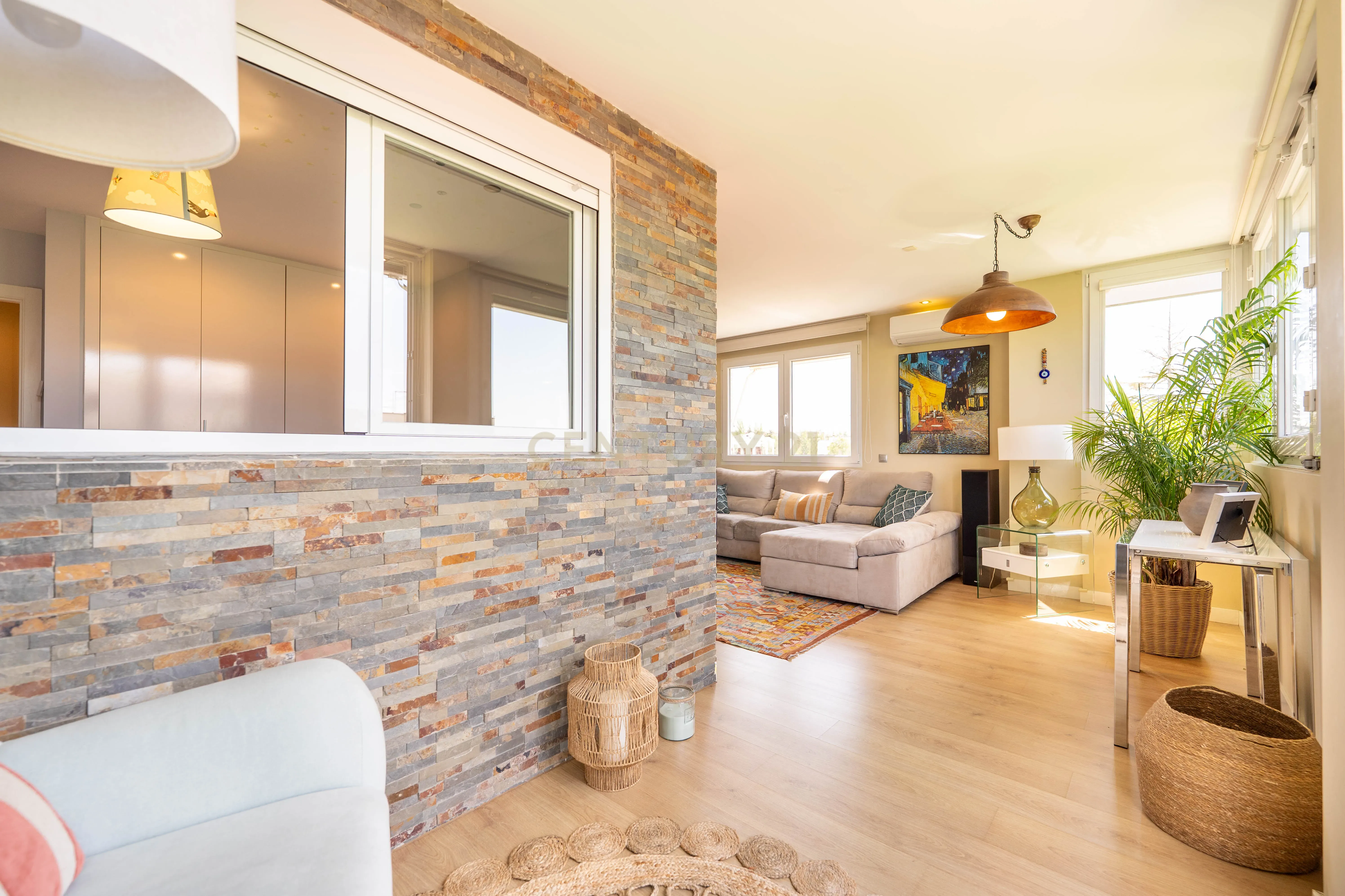 Vive numa urbanização com jardim e piscina. - Image 17