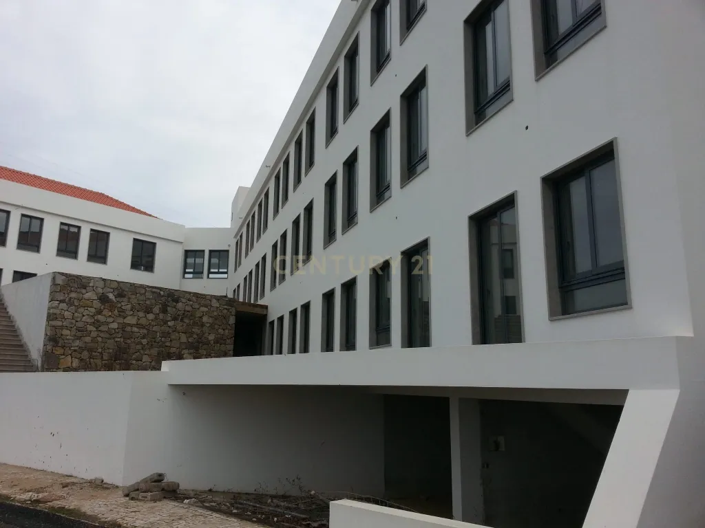 Terreno com Hotel em fase de acabamento, com uma área de 1.768 m² de construção. - Image 2