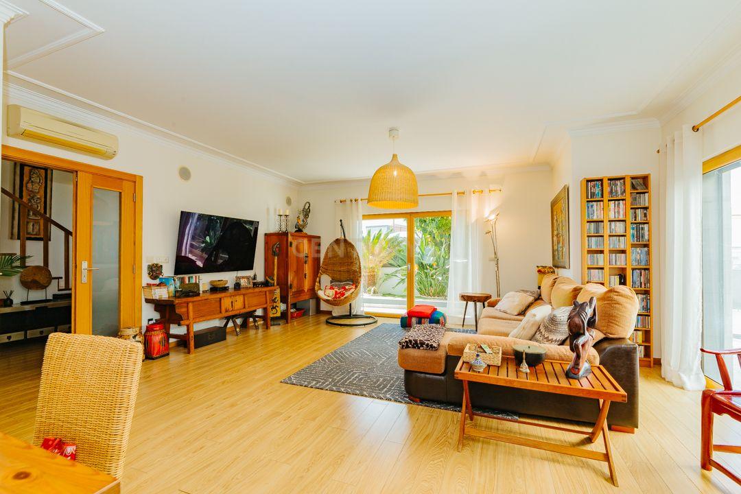 Luxuosa Moradia Renovada com Vista Panorâmica em Loures - Image 19