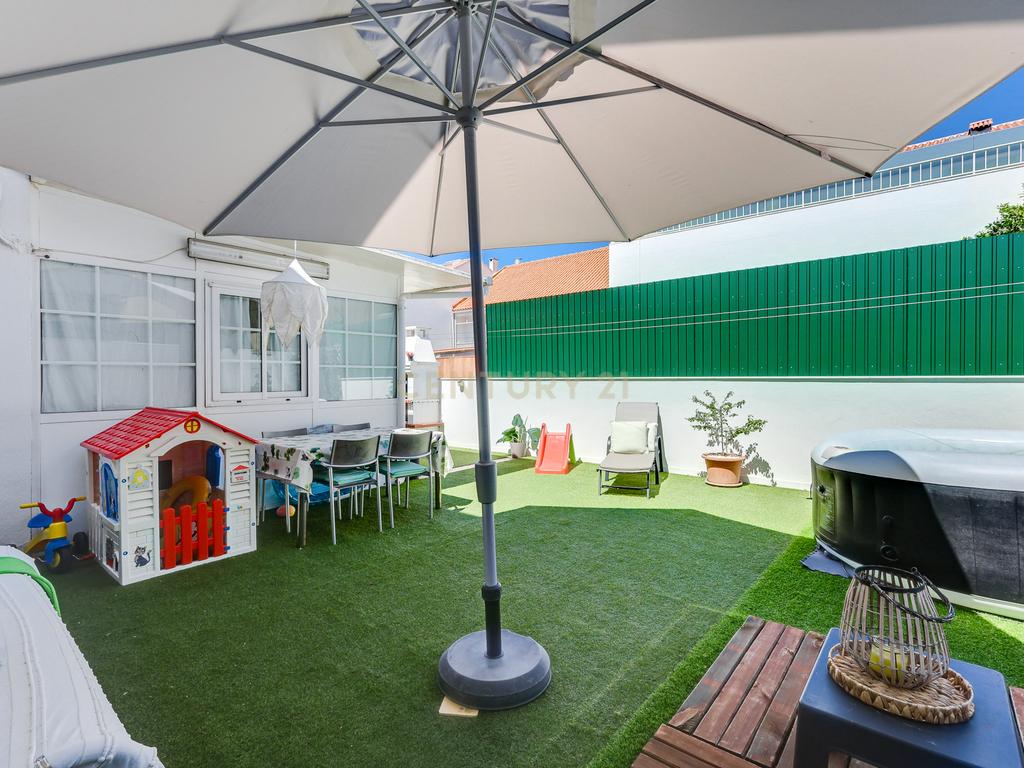 Apartamento T3 com Terraço Privativo e Jacuzzi – Alto da Brandoa            - Image 1