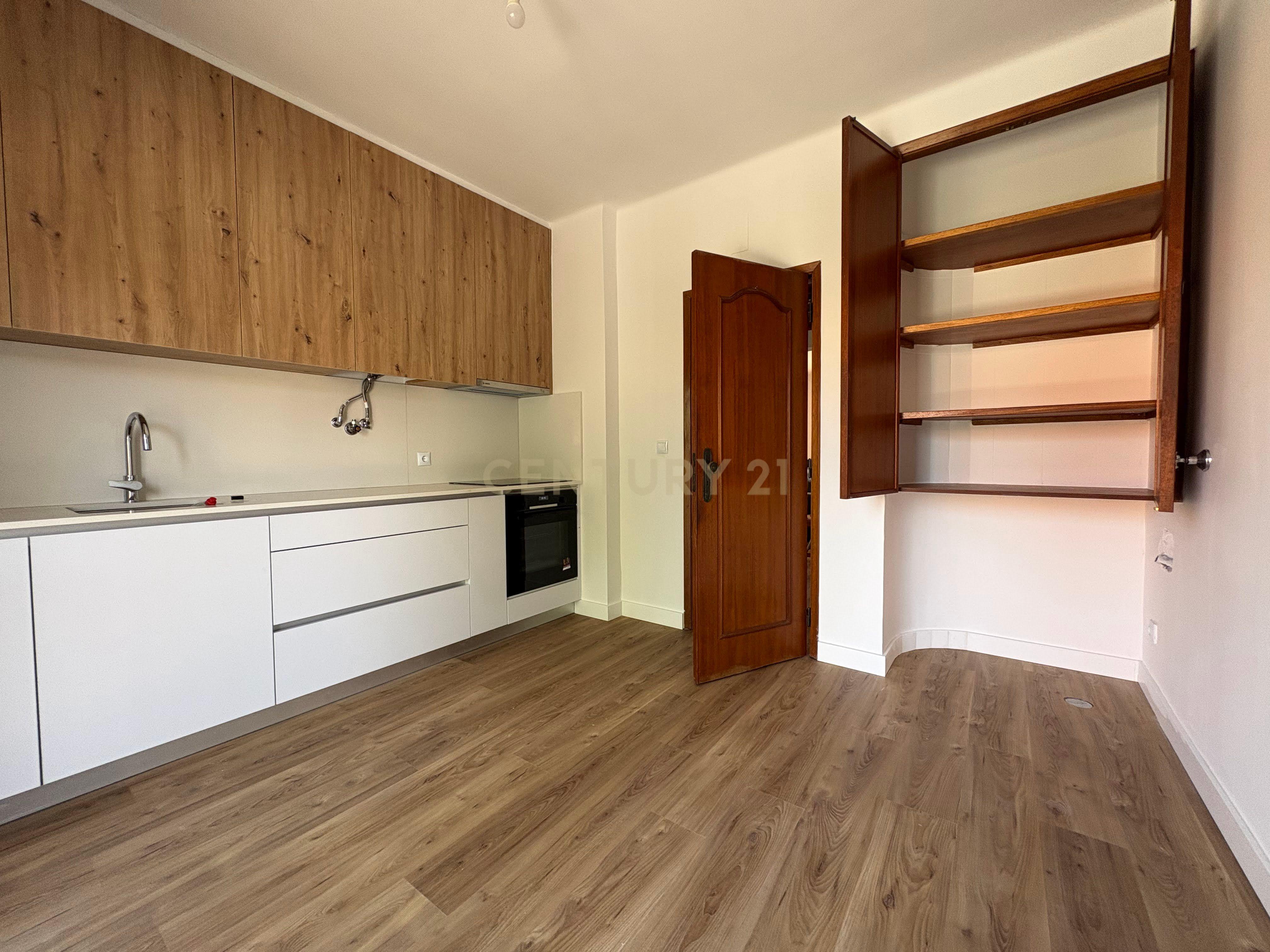 Fotografia 10 de T2 remodelado com garagem em Cascais