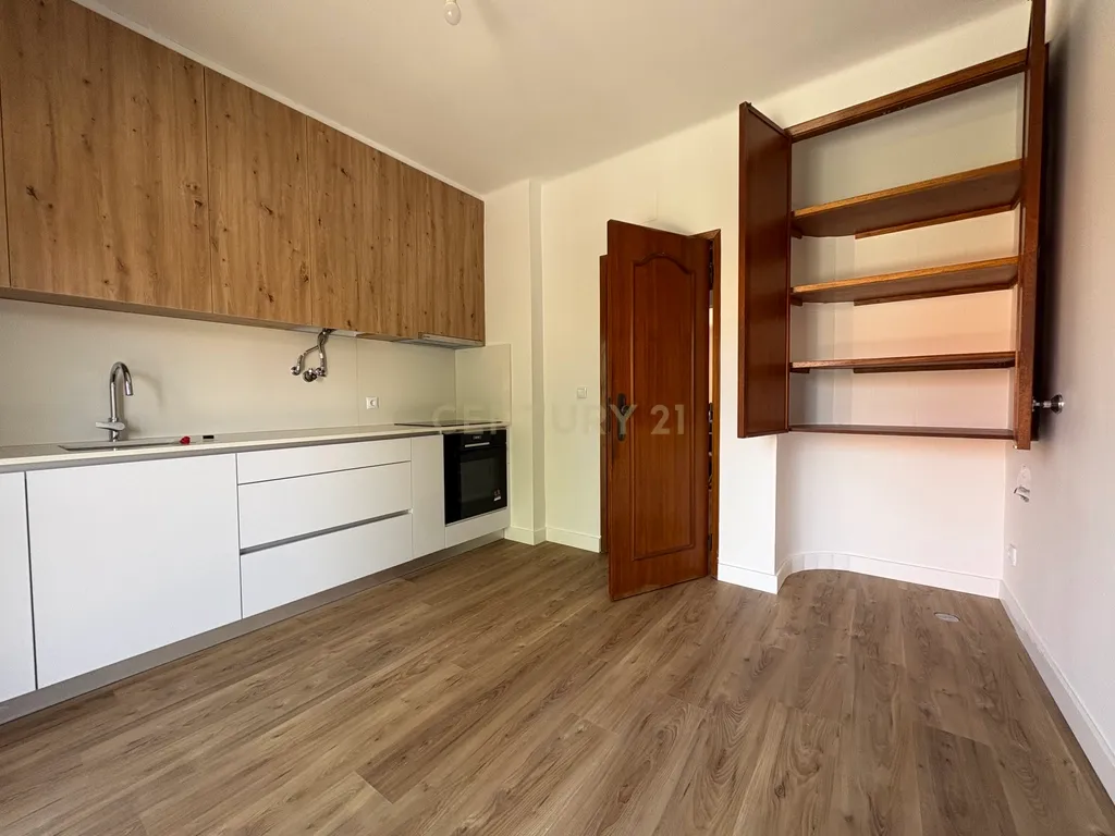 T2 remodelado com garagem em Cascais - Image 2