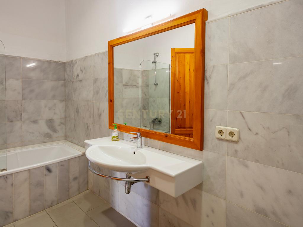 Encanto modernista no rés do chão com jardim – La Garriga - Image 29