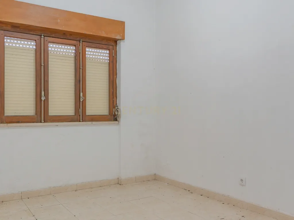 Moradia Isolada com Terreno de 1041 m² – Um Mundo de Possibilidades! - Image 38