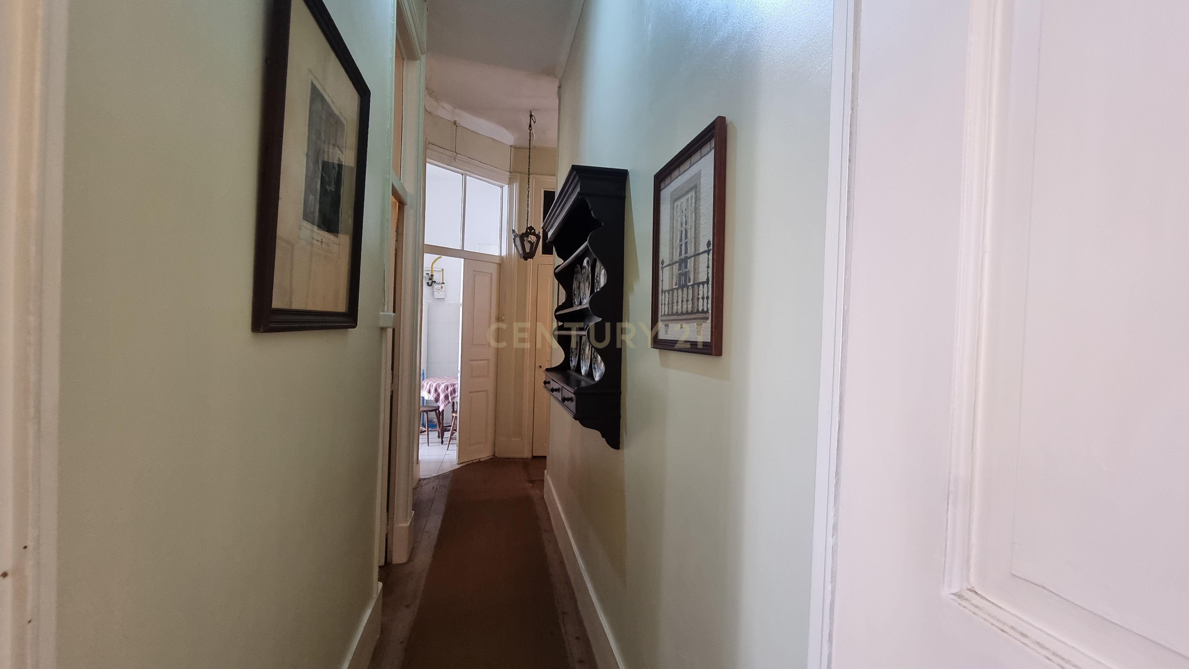 Apartamento Pombalino de Charme com 8 Assoalhadas – Av. Almirante Reis, Lisboa - Image 9