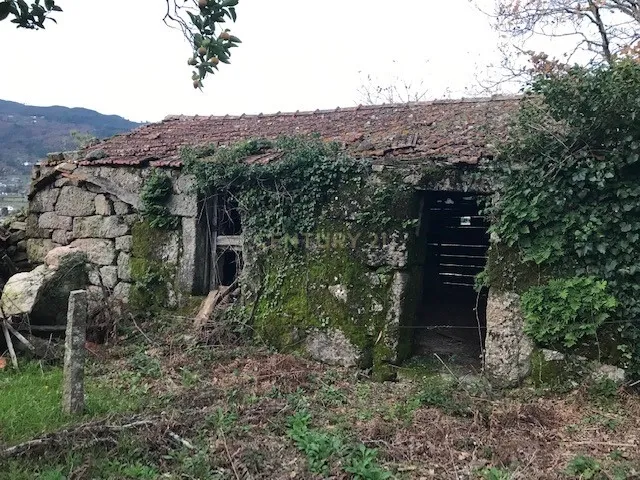 Moradia com terreno para recuperar em Cinfães - Image 5