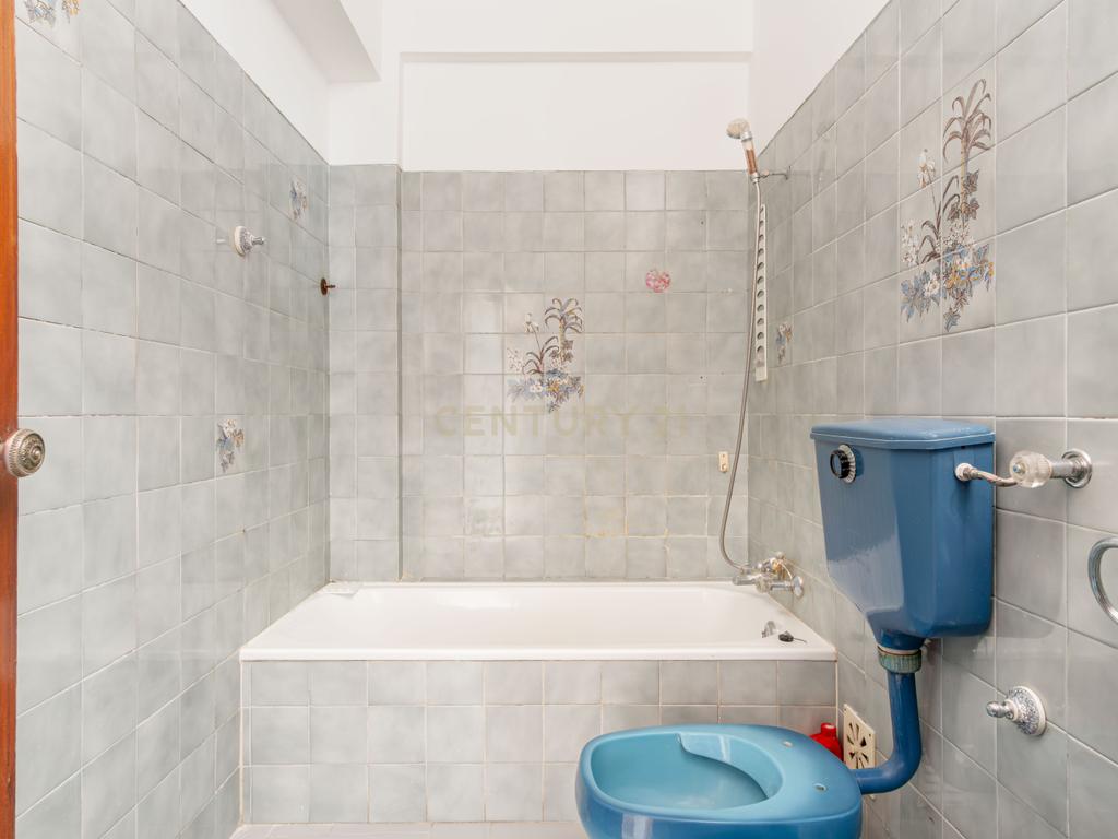 Apartamento T2 em Corroios, Seixal - Oportunidade Única! - Image 17