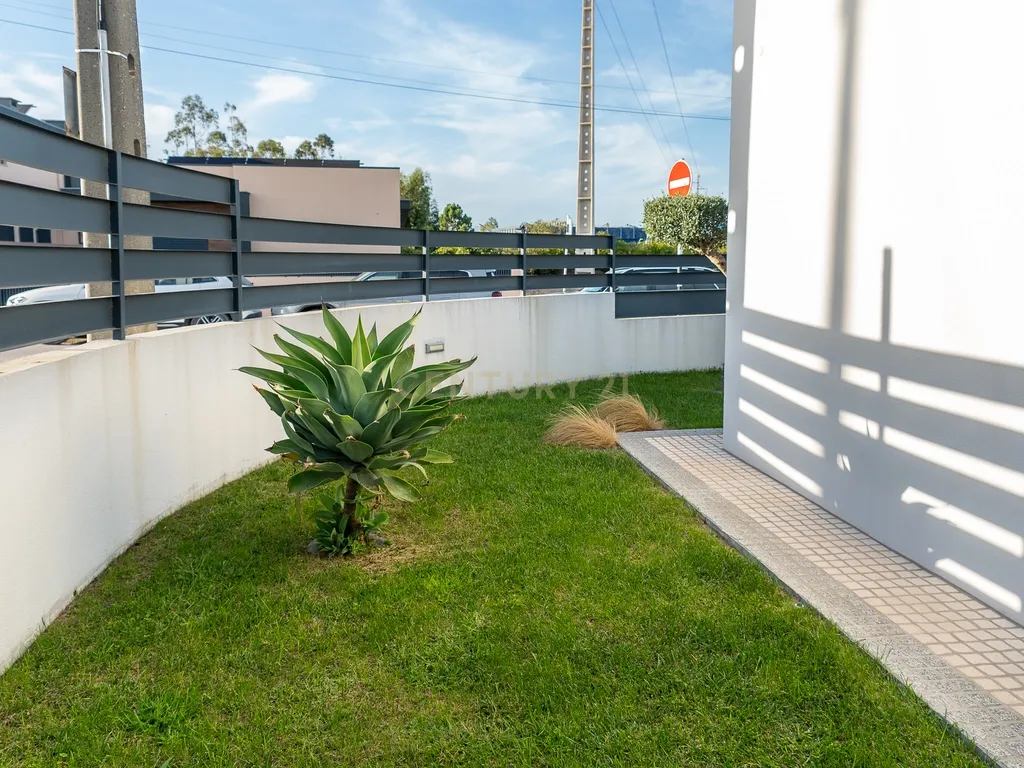 Moradia T3+1 Térrea de gaveto com Piscina, Domótica e Espaço Exterior | Fernão Ferro - Image 8