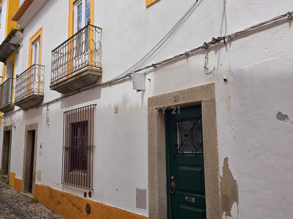 Moradia T6 Duplex no Centro Histórico de Évora – Ideal para Alojamento Local ou Arrendamento Estudantil - Image 1