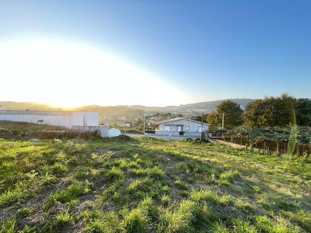Terreno com 1370 m2 em Gondalães-Paredes - Image 2