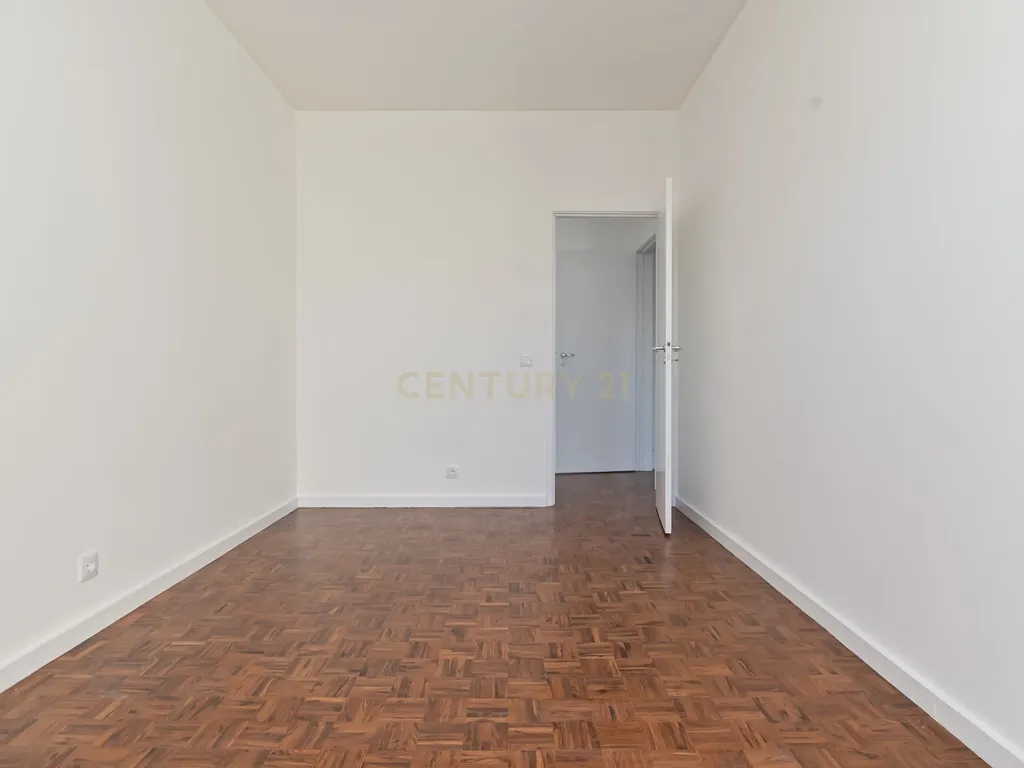 * RESERVADO * Apartamento T2 renovado para arrendamento em São Domingos de Benfica, Lisboa - Image 6