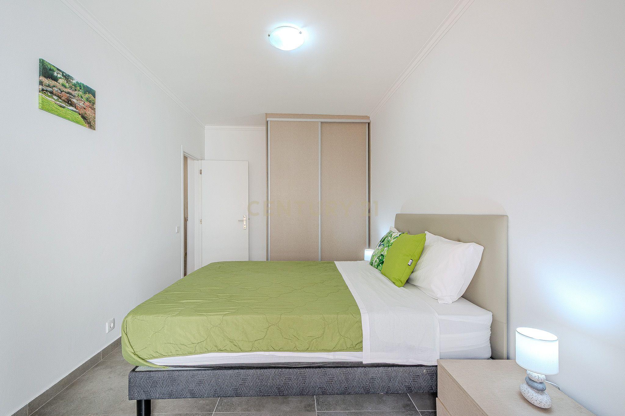 Apartamento T2 com Vista Mar na Primeira Linha de Praia – Quarteira - Image 13