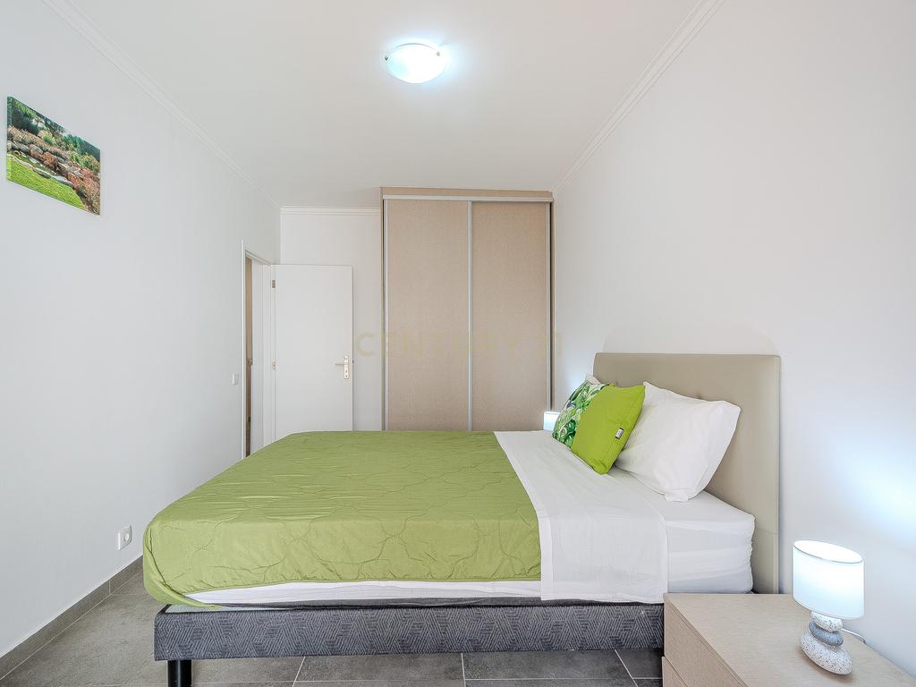 Apartamento T2 com Vista Mar na Primeira Linha de Praia – Quarteira - Image 13