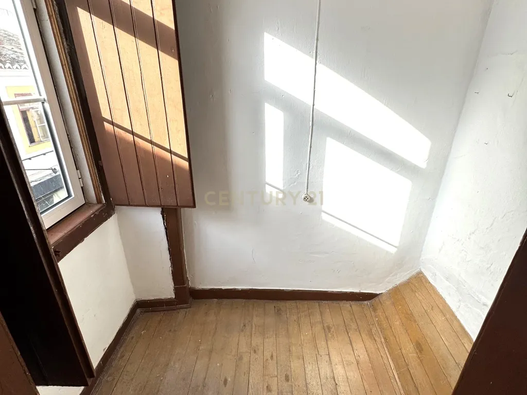 Apartamento com Projeto Aprovado e Vista para a Cidade em Portimão - Image 11