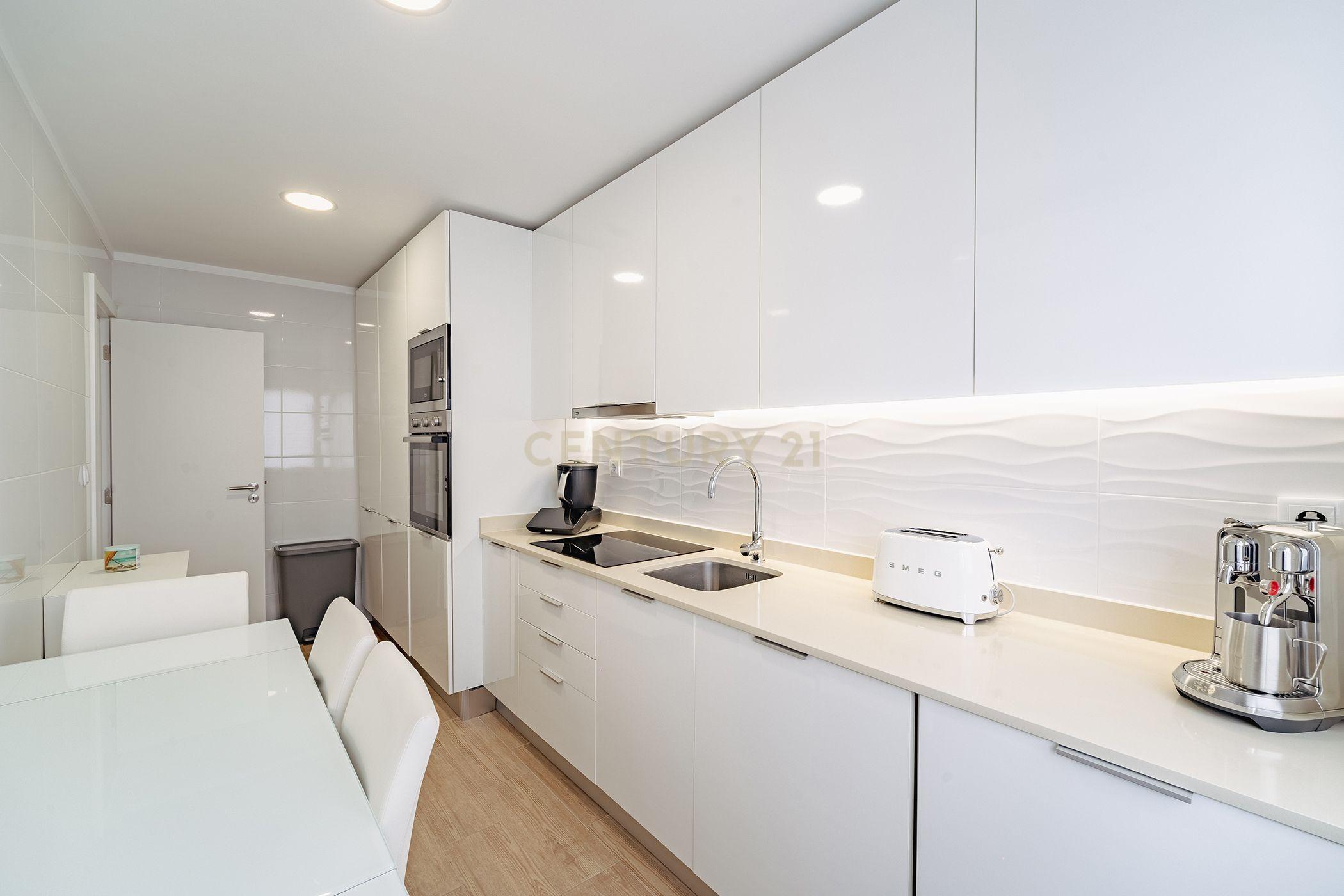 Fotografia 5 de Apartamento T2 Remodelado na Torre da Marinha