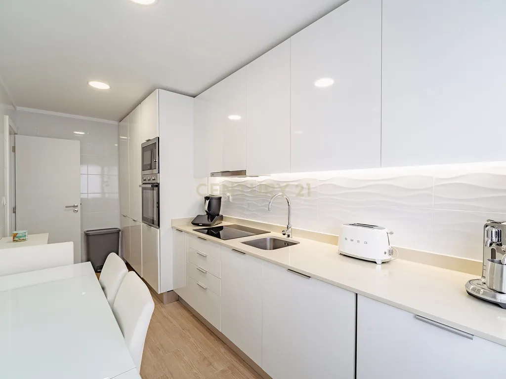 Apartamento T2 Remodelado na Torre da Marinha - Image 5