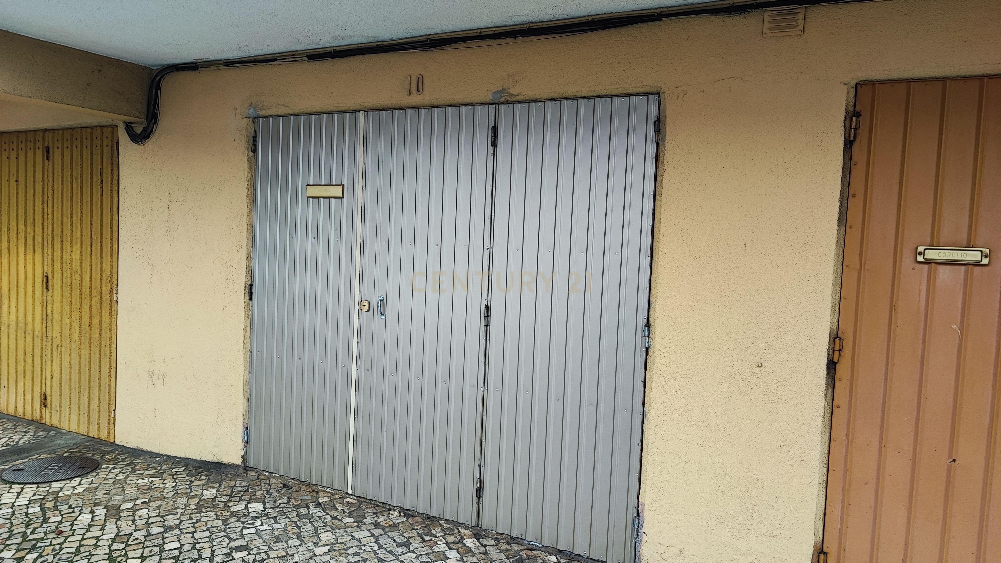 Fotografia 3 de Garagem ampla com acesso direto à rua em Mem Martins, Sintra