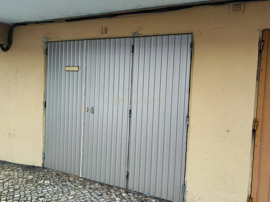 Garagem ampla com acesso direto à rua em Mem Martins, Sintra - Image 3