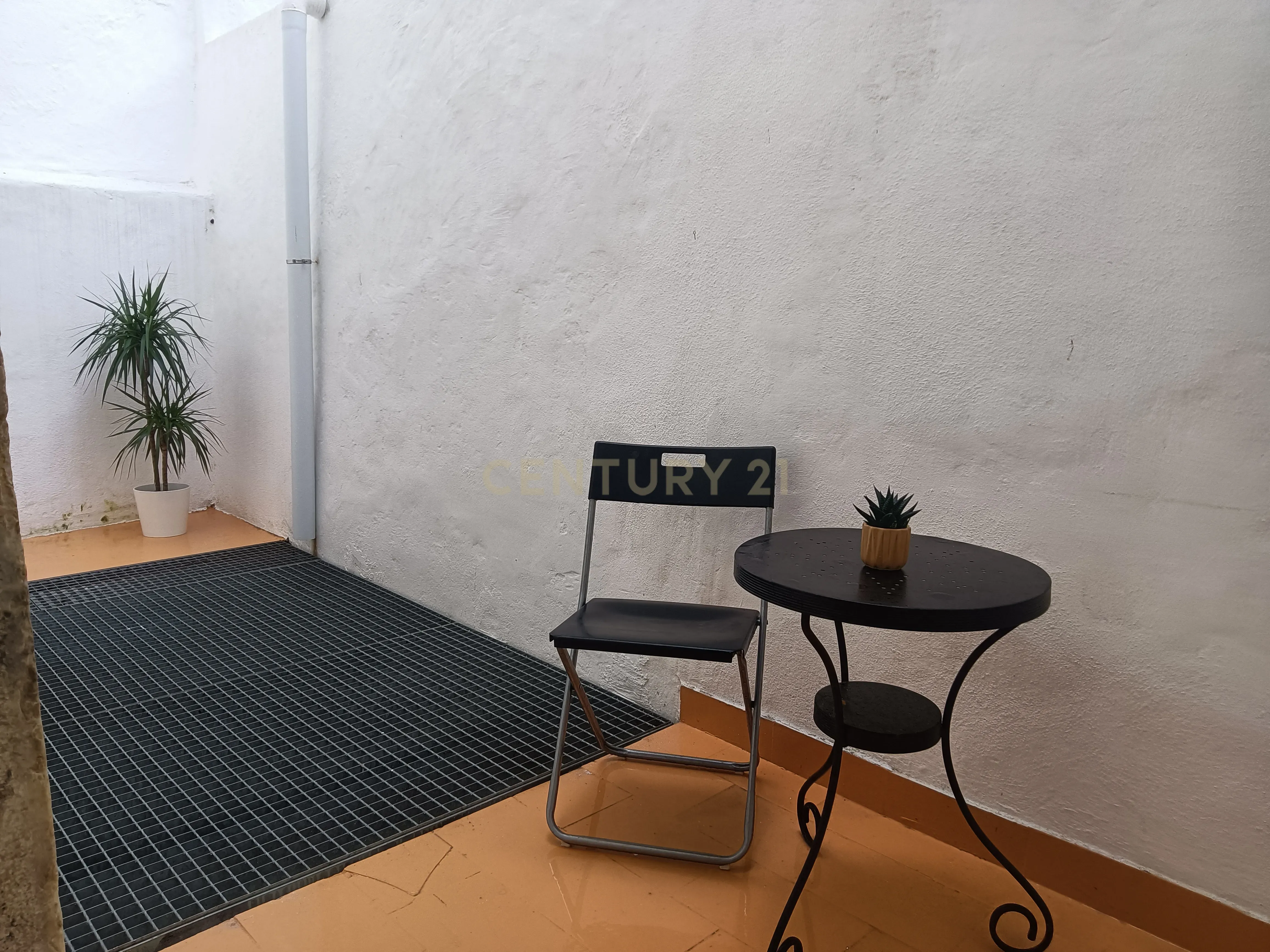 Apartamento T1 com terraço, perto de Santa Apolónia - Image 1