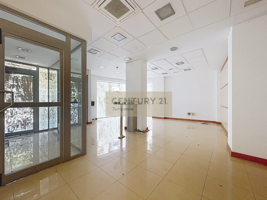 Amplo local comercial em Benalmádena, Málaga, com excelente localização - Image 1