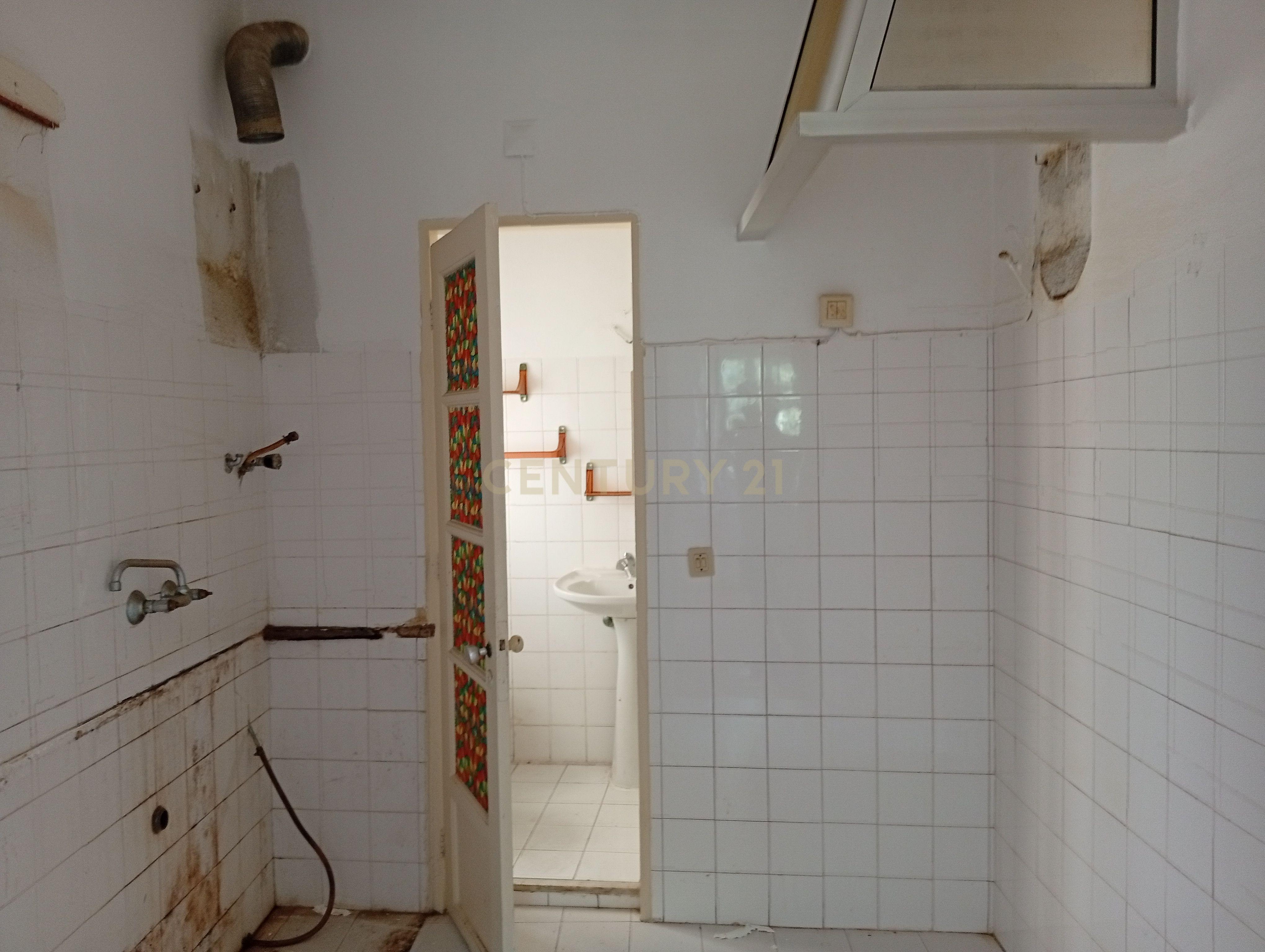 Fotografia 11 de Apartamento para remodelação total situado na zona oriental (a 10m a pé de Metro Santa Apolónia)