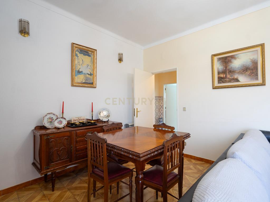 Moradia T3 com jardim na Granja do Ulmeiro junto às escolas e serviços - Image 27