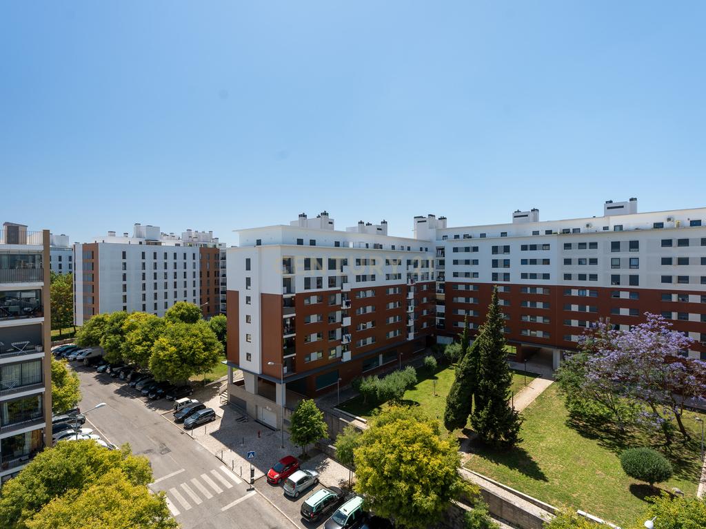 Excelente Apartamento T2 em Braço de Prata - Image 9