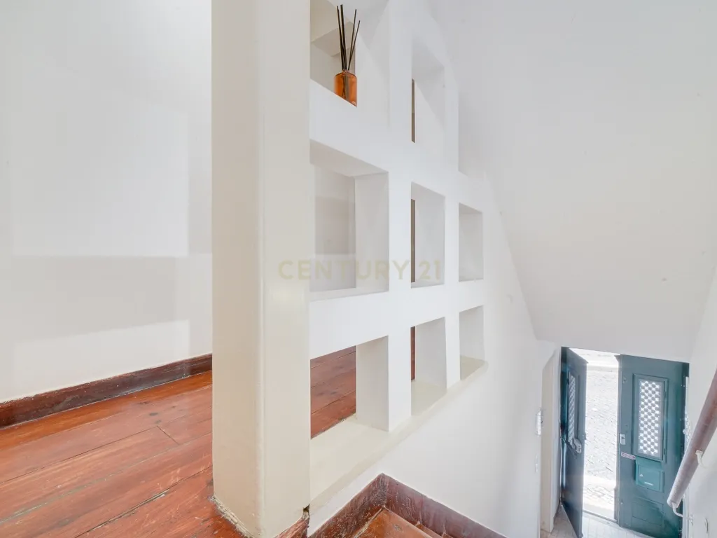 Apartamento T2 Triplex* em Santos-o-Velho – Janelas Verdes | Estrela - Image 28