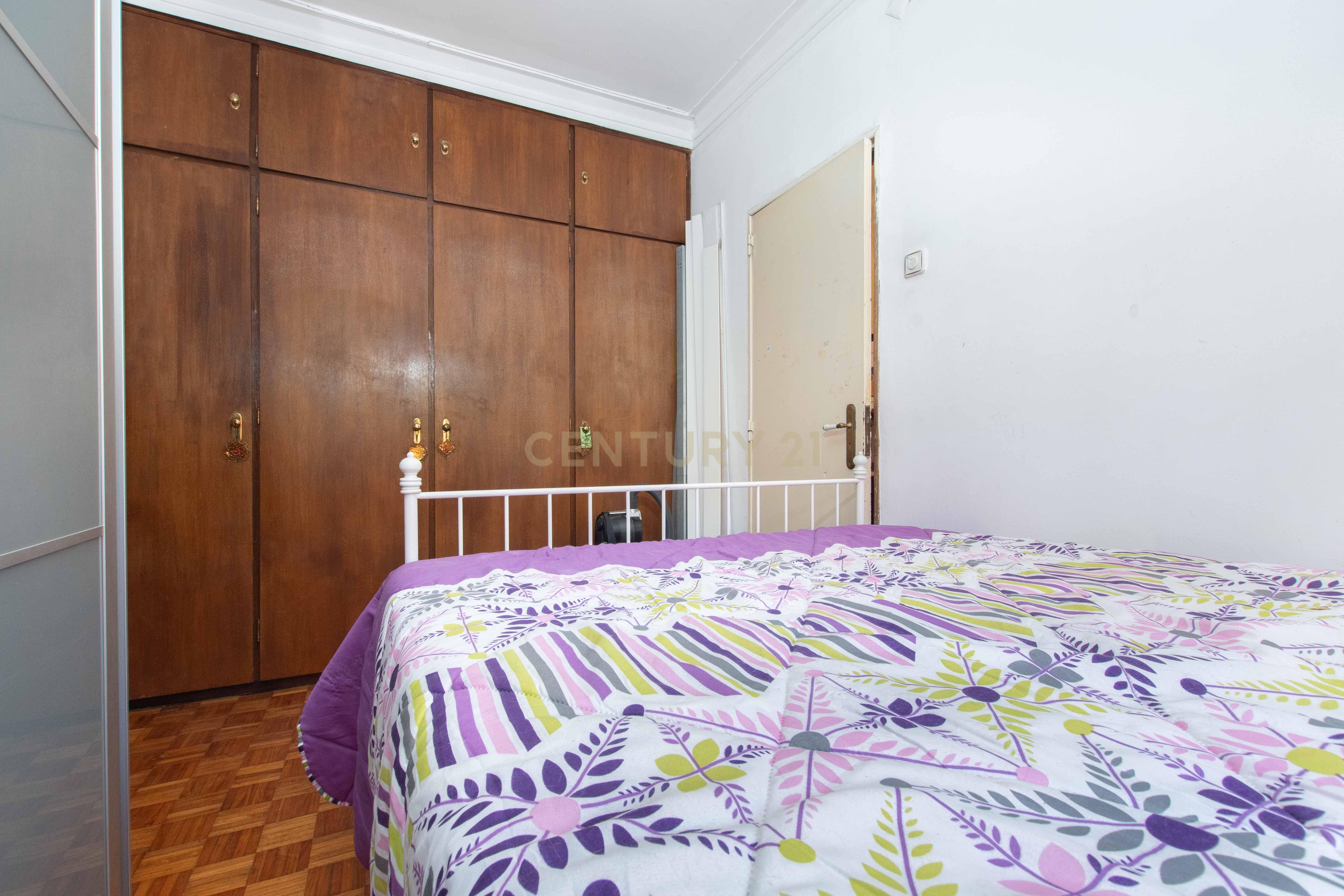 Fotografia 3 de Oportunidade de Investimento | Apartamento T3 convertido em T2 | Olival Basto