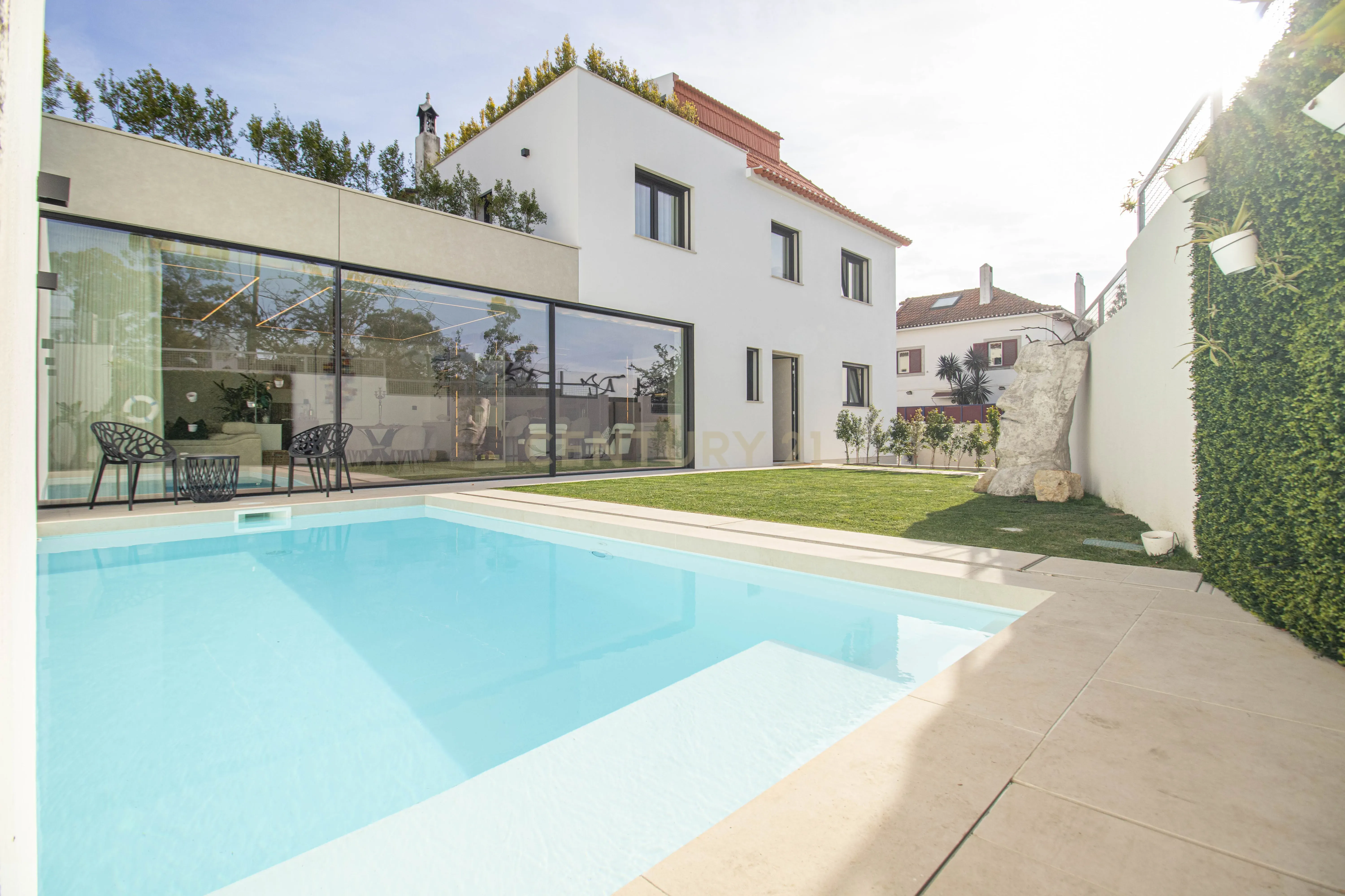 Moradia T4 totalmente reconstruída com piscina de água salgada aquecida em Caselas