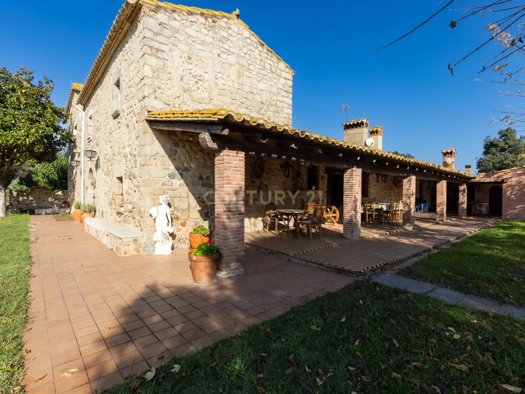 MASIA CATALANA EN VENDA A LLAGOSTERA – MÉS DE 7 HECTÀREES DE TERRENY, LLICÈNCIA TURÍSTICA, PISCINA I CAMP DE FUTBOL - Image 14