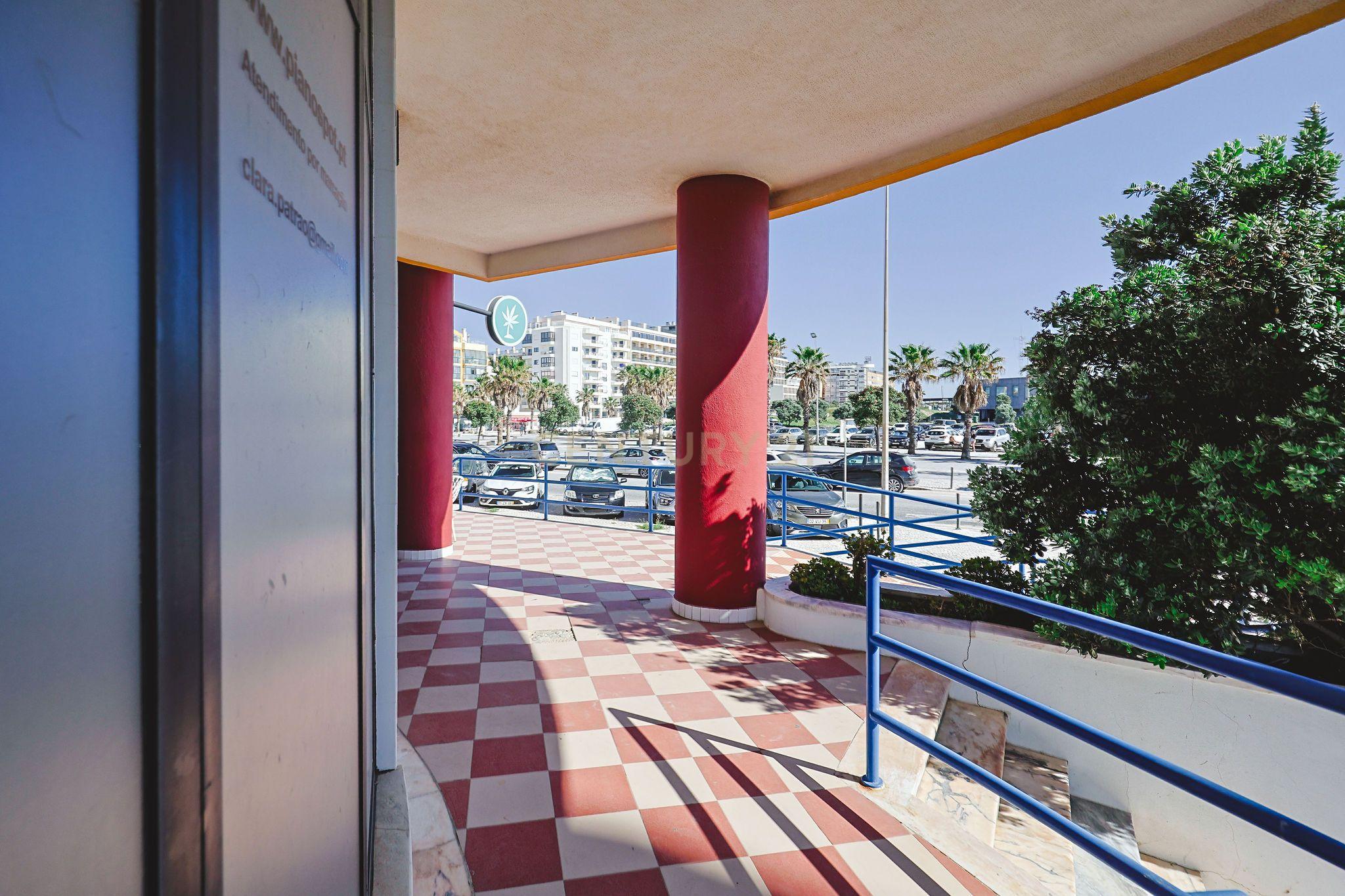 Fotografia 8 de Espaço comercial à venda em zona premium com várias montras, junto à praia
