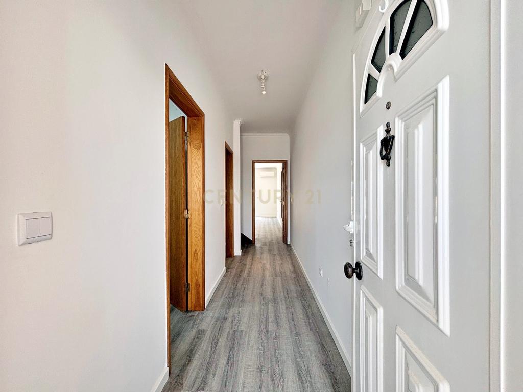 Moradia T2+1 em banda, situada na Urbanização do Mato Santo Espírito, em Tavira, totalmente remodelada e pronta a estrear. - Image 3
