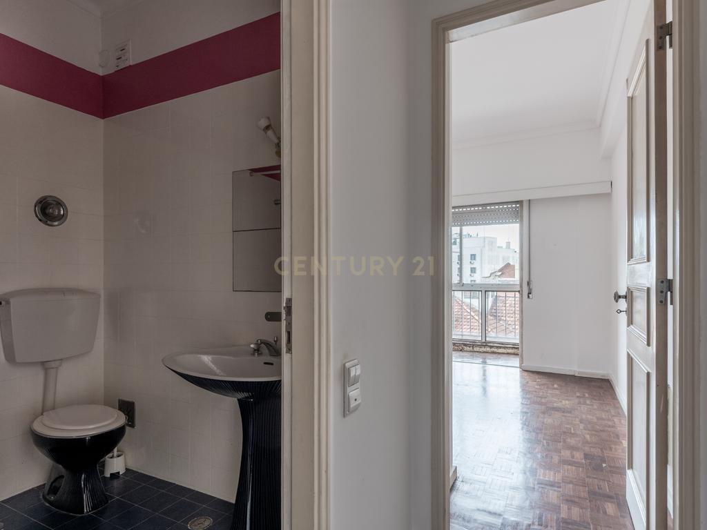 Centro de Lisboa - Crie o Seu Lar neste T1 com Charme e Versatilidade - Image 19