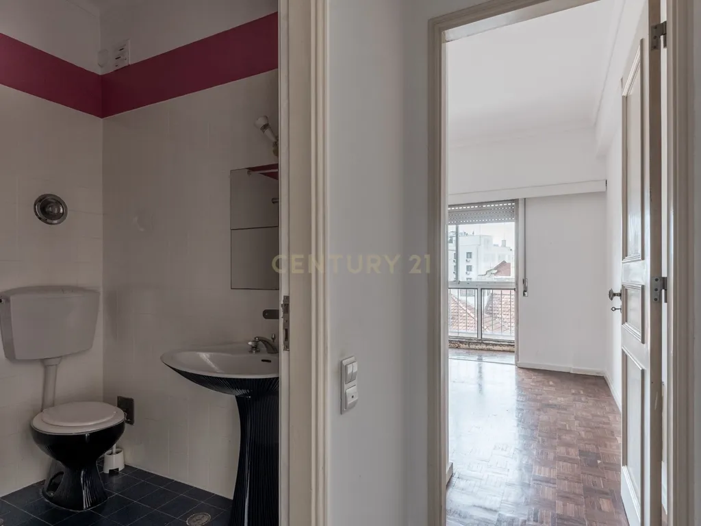 Centro de Lisboa - Crie o Seu Lar neste T1 com Charme e Versatilidade - Image 19