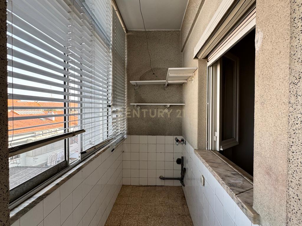 Apartamento T4 em Almada em frente ao metro de superfície! - Image 20