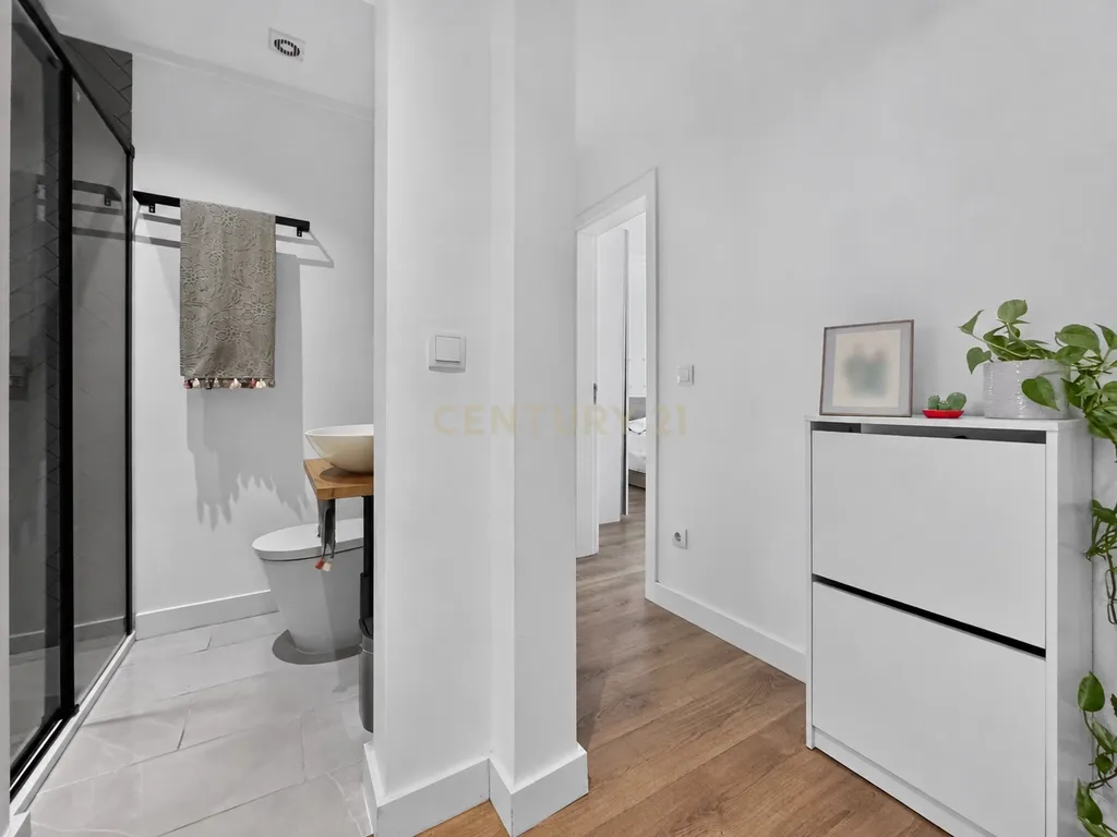 Apartamento T3 remodelado em Linda-a-Velha - Image 17