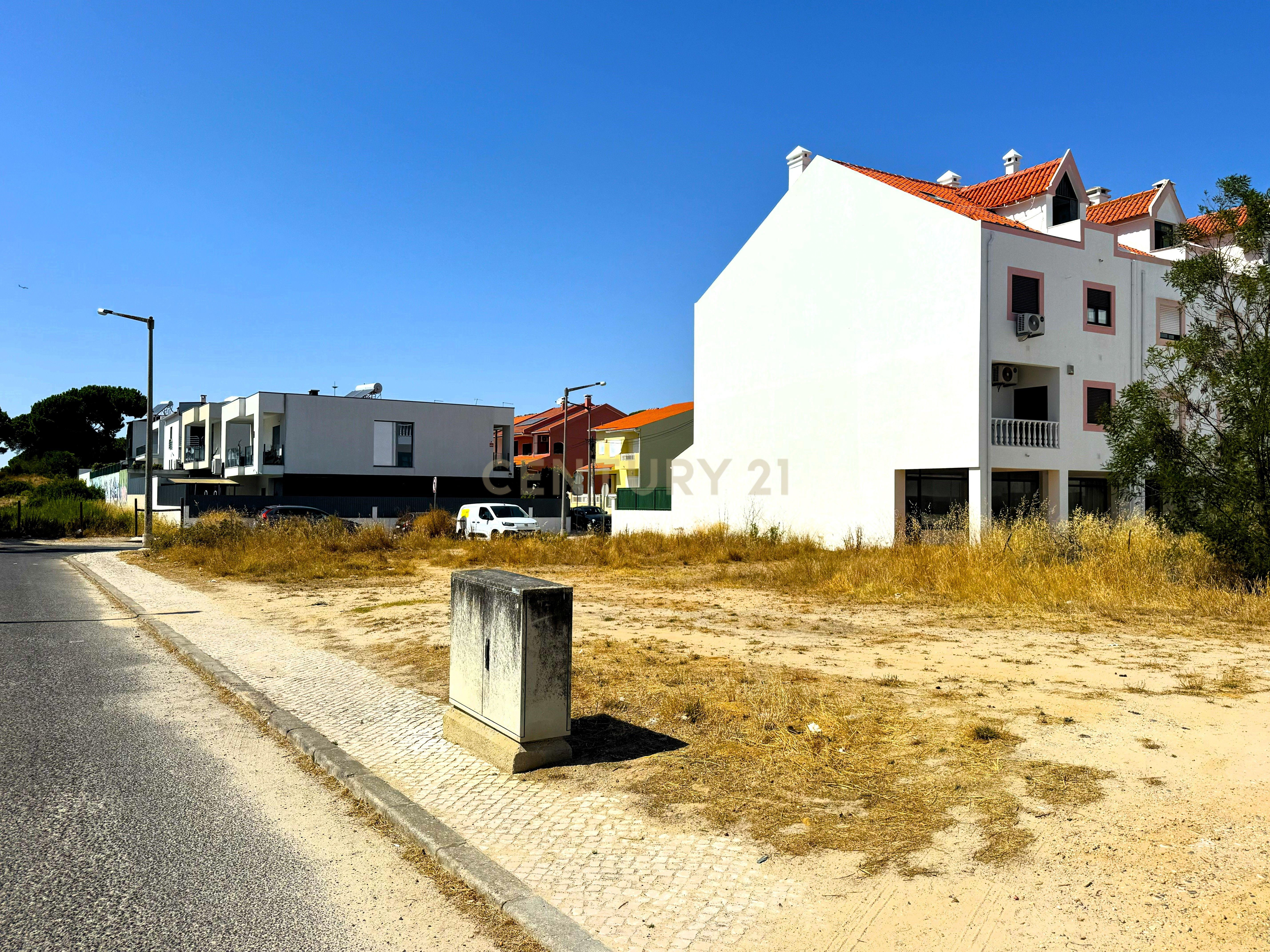 Fotografia 11 de Terreno Urbano para Construção de Moradia T4 com Loja - Sobreda, Almada