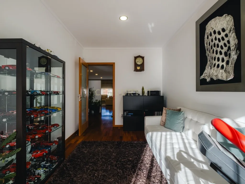 Moradia T4 com 255 m², Suíte Generosa, Jardim e Garagem para 3+ Viaturas | Astromil, Paredes - Image 43