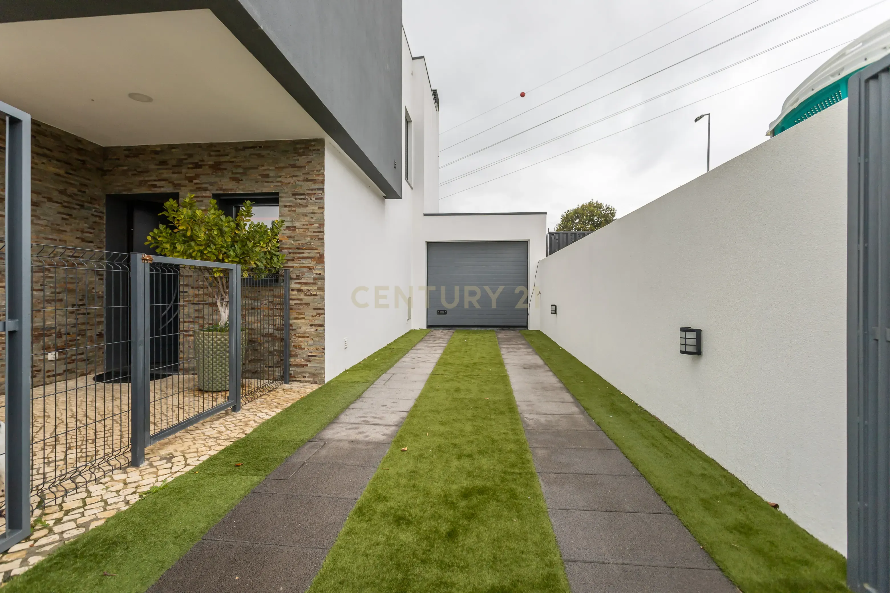 Fotografia 7 de MORADIA ISOLADA na CAPARICA T4 c/ 3 SUITES, PISCINA AQUECIDA e PAINÉIS FOTOVOLTAICOS